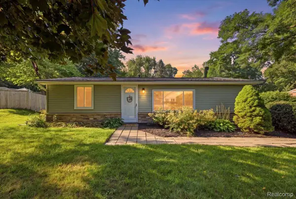 9239 Villa Crest Drive, Clarkston, MI 48346