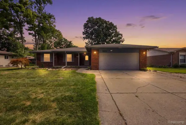 6874 Little Creek Drive, Troy, MI 48085