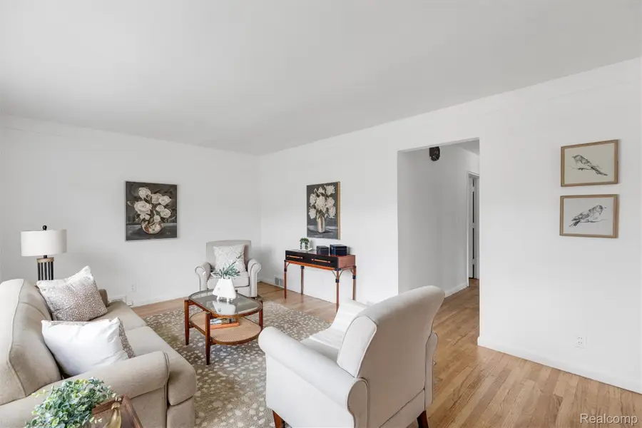 121 W Elmwood Avenue, Clawson, MI 48017 - #3