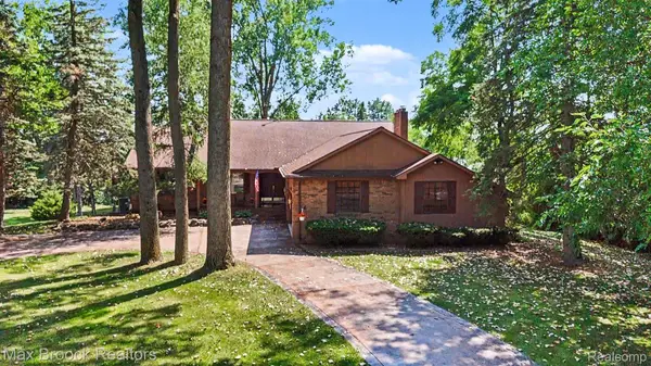 6925 W Church Street, Clarkston, MI 48346