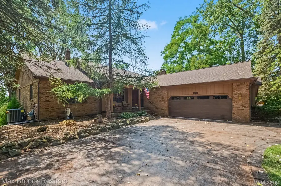 6925 W Church Street, Clarkston, MI 48346 - #2
