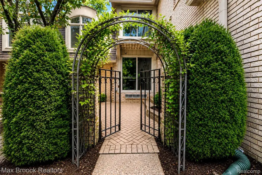 1131 Hillpointe Circle, Bloomfield, MI 48304 - #2