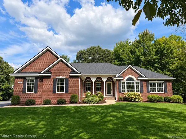 2126 Moorlands View, Howell, MI 48855