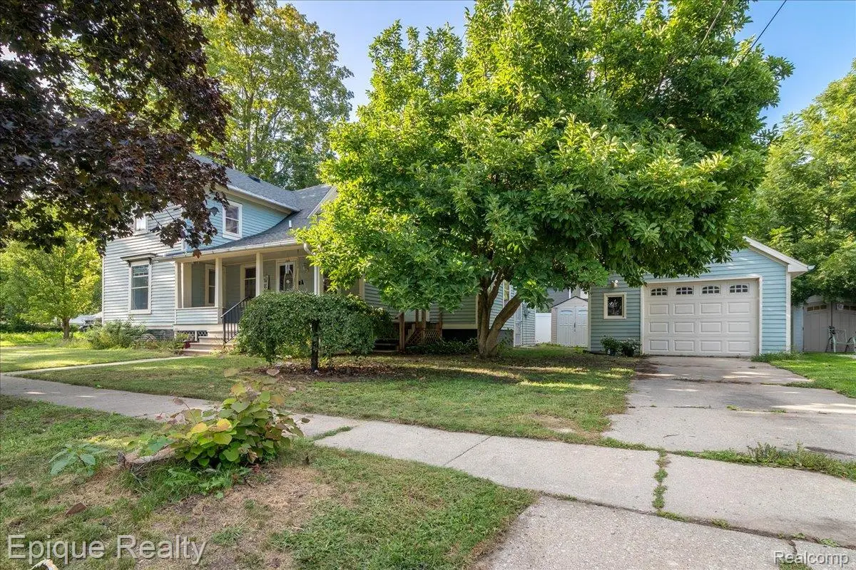 402 N Hickory Street, Owosso, MI 48867 - #1