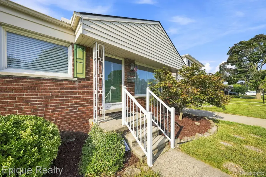 32980 Rosslyn Avenue, Garden City, MI 48135 - #3