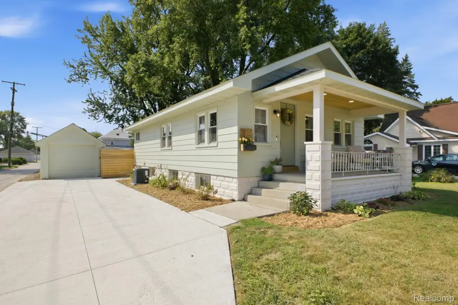 33 W Wabash Avenue, Belleville, MI 48111 - #2