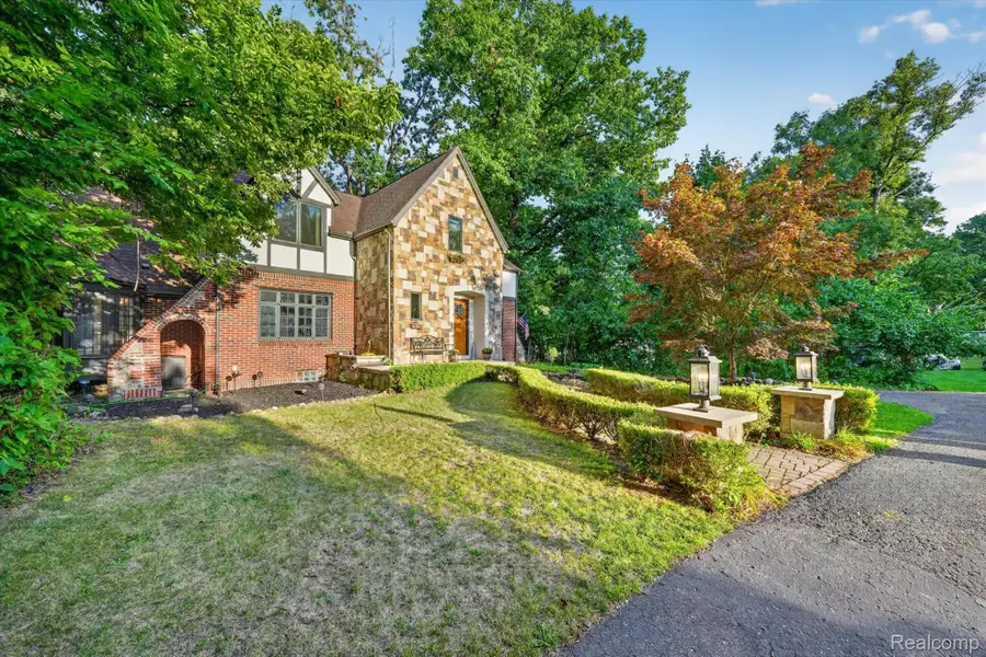 21125 Thorofare Road, Grosse Ile, MI 48138 - #2