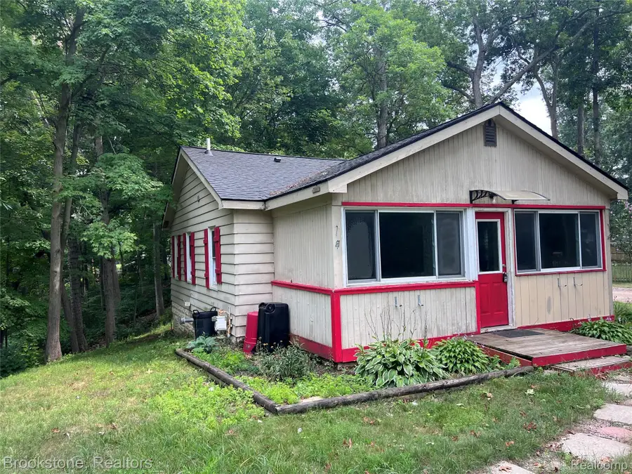 3256 Lakeview Boulevard, Highland, MI 48356 - #2