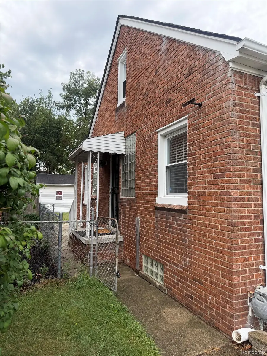 21051 Universal Avenue, Eastpointe, MI 48021 - #3