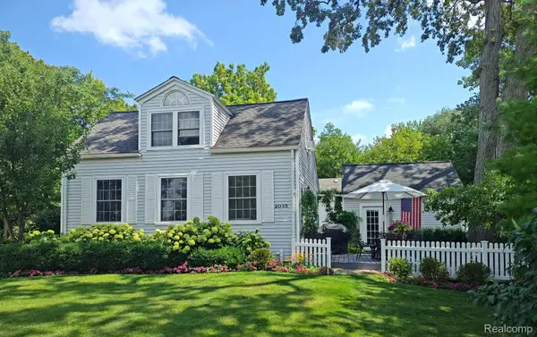 2035 Willow Beach Street, KeegoHarbor, MI 48320