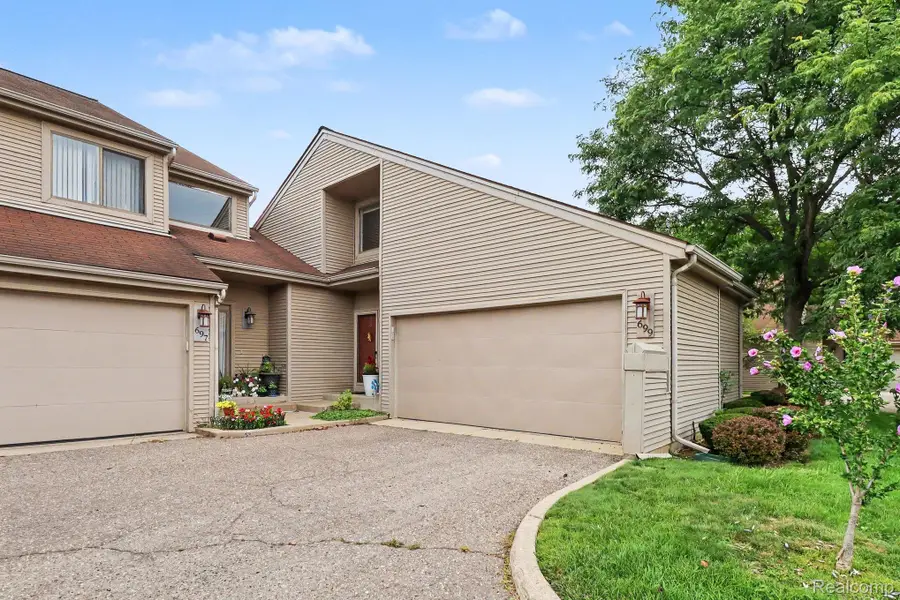 699 Charing Court, Rochester Hills, MI 48307 - #2