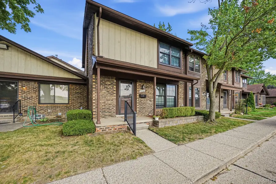 28365 Queens Court, Warren, MI 48093 - #3