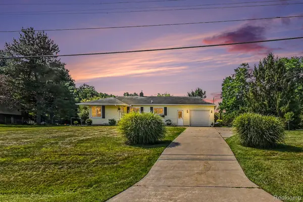 7595 Ledgewood Drive, Fenton, MI 48430