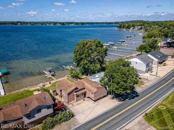 425 E East Shore Drive, WhitmoreLake, MI 48189
