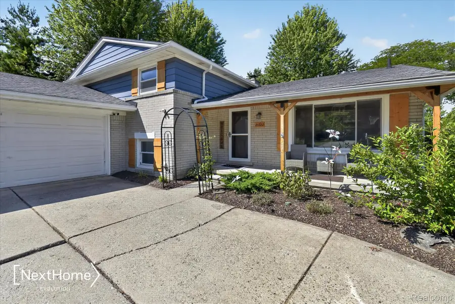21722 Canterbury Avenue, Grosse Ile, MI 48138 - #2