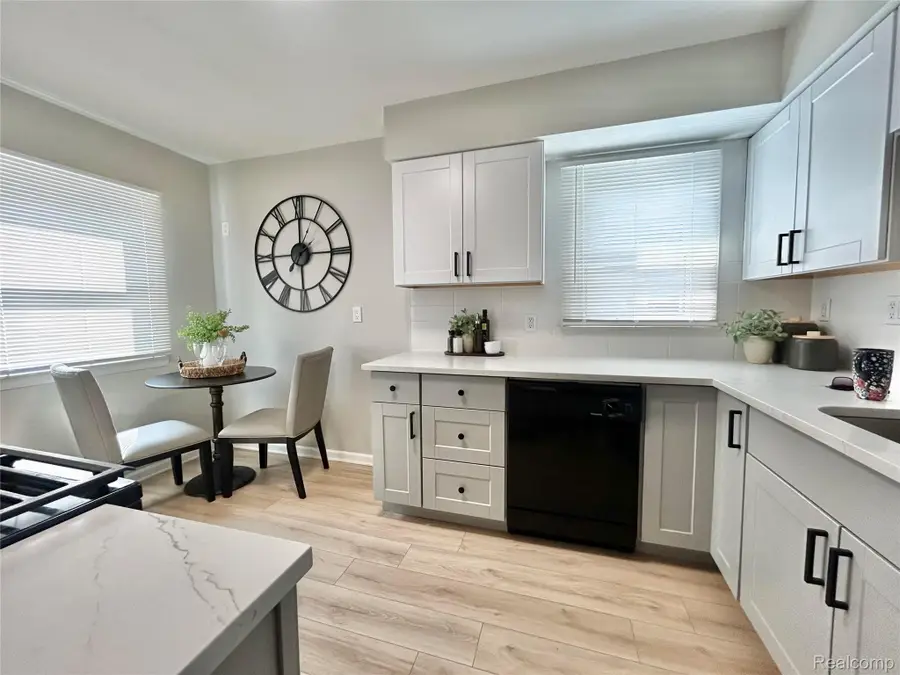 105 W Evelyn Avenue, Hazel Park, MI 48030 - #2