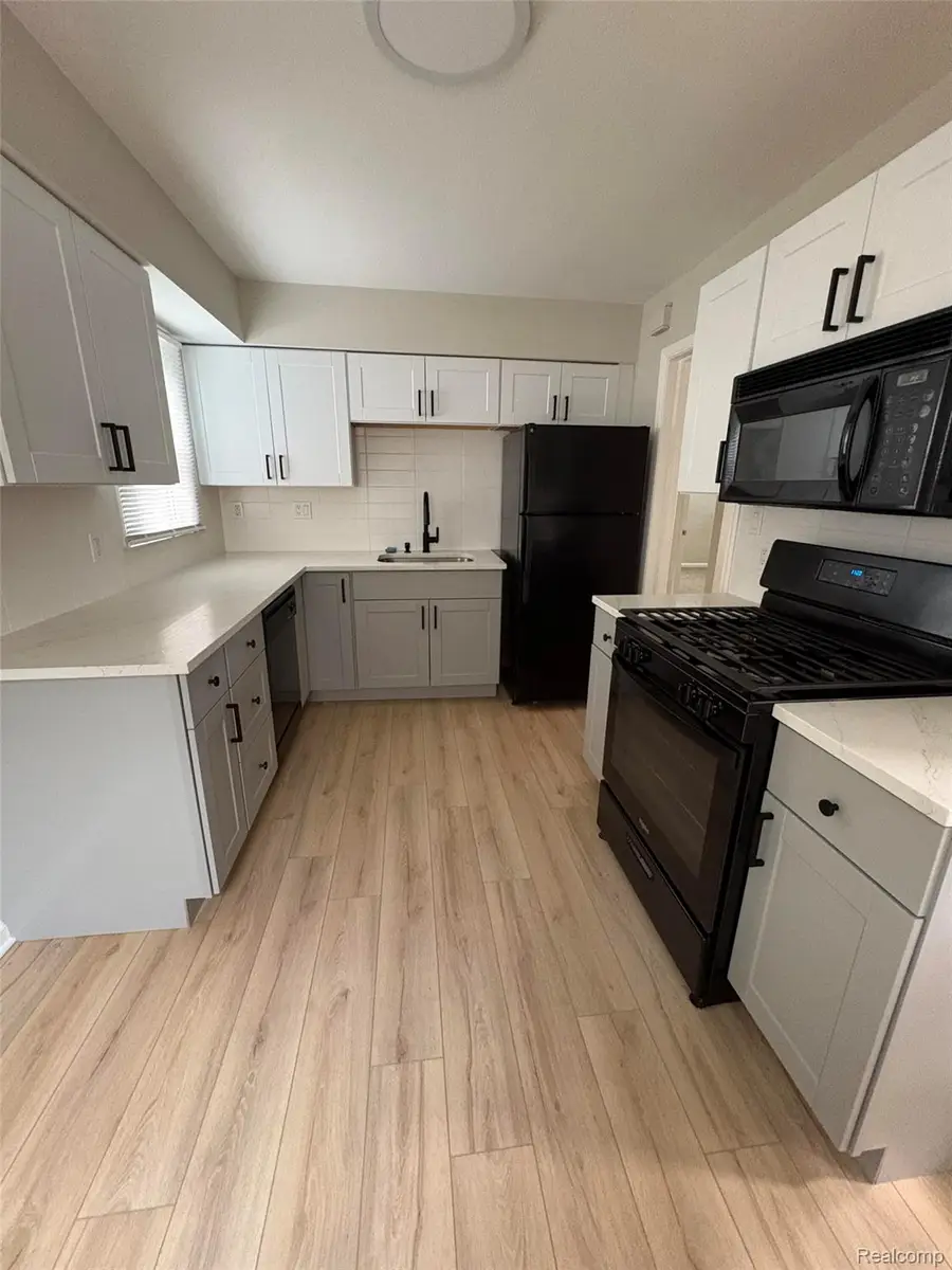 105 W Evelyn Avenue, Hazel Park, MI 48030 - #3