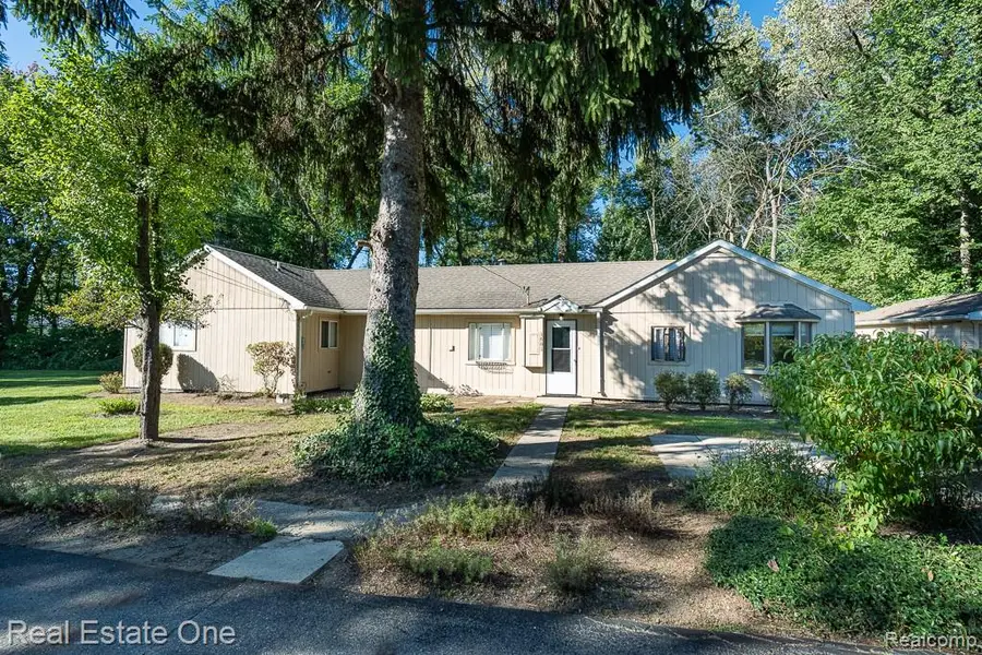 3601 Bendelow Road, Rochester Hills, MI 48307 - #2