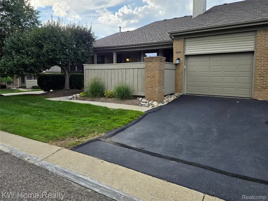 38608 Chessington, Farmington Hills, MI 48331 - #2