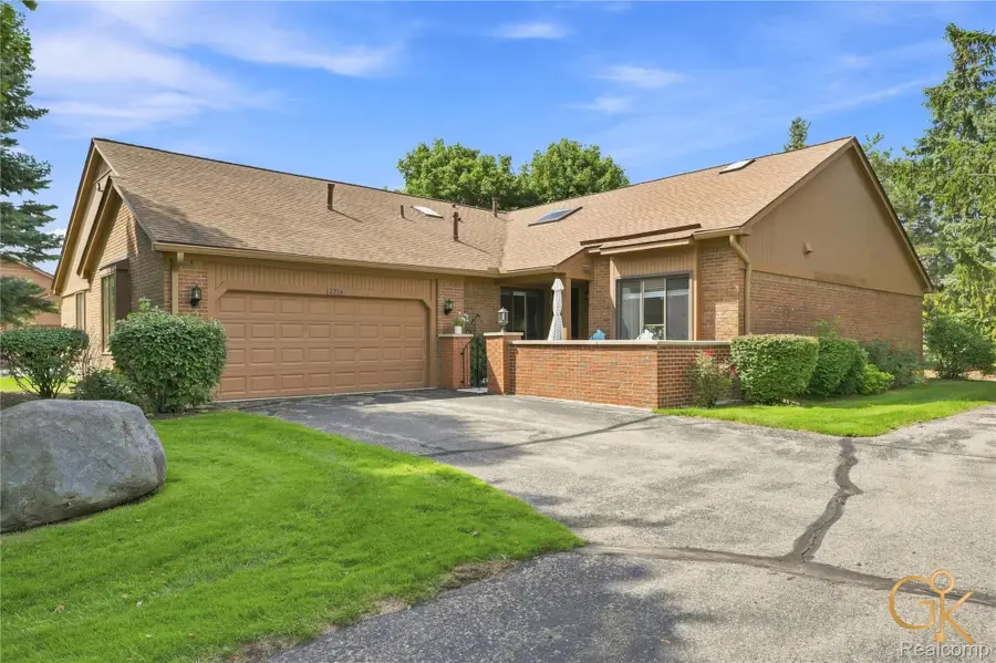 2216 London Bridge Drive, Rochester Hills, MI 48307 - #2