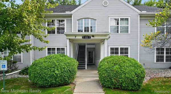 12372 Saint Andrews Way, Fenton, MI 48430