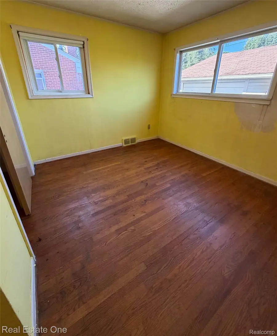 8355 Winston Lane, Dearborn Heights, MI 48127 - #3