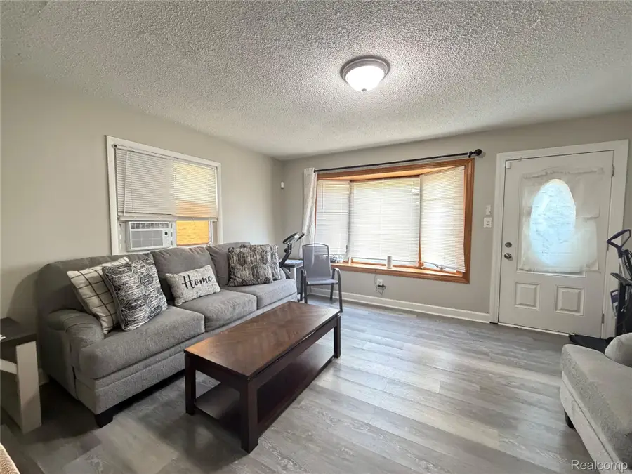 25536 Powers Avenue, Dearborn Heights, MI 48125 - #2