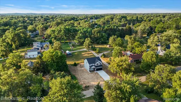 3080 W Newberry Road, Waterford, MI 48329