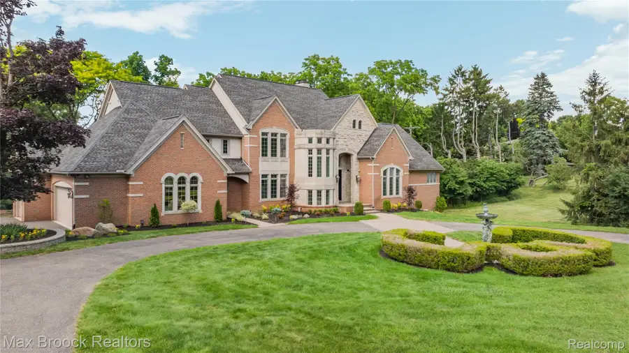1888 W Tahquamenon Court, Bloomfield, MI 48302 - #3