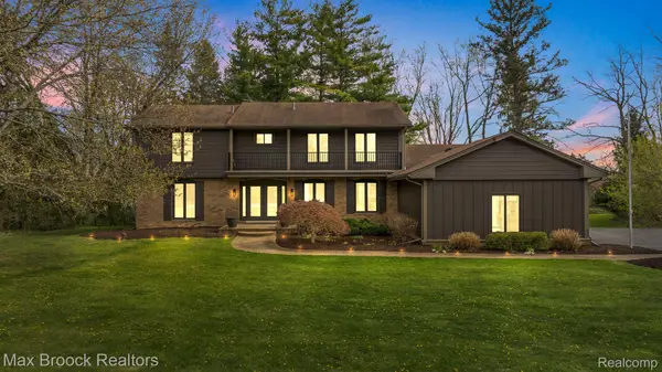 5240 Clarendon Crest Street, BloomfieldHills, MI 48302