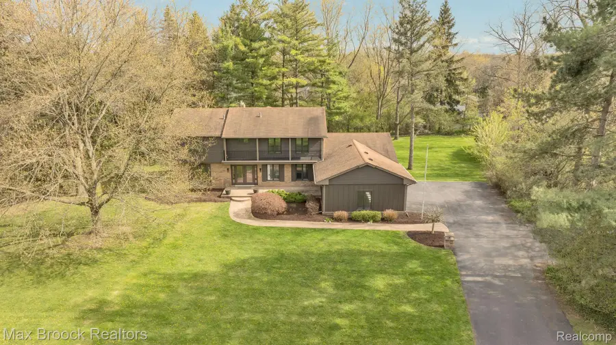 5240 Clarendon Crest Street, Bloomfield, MI 48302 - #2
