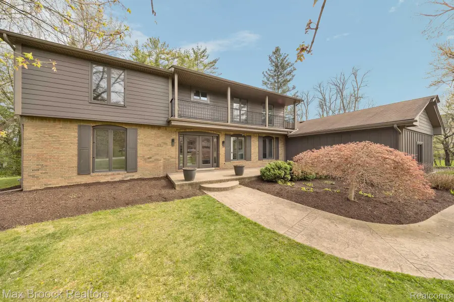 5240 Clarendon Crest Street, Bloomfield, MI 48302 - #3