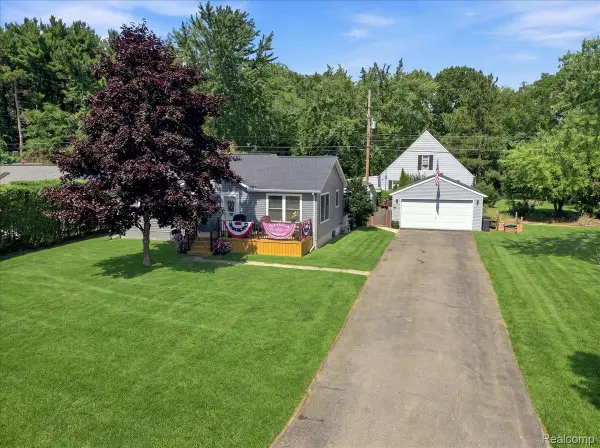 5508 Clinton River Drive, Waterford, MI 48327