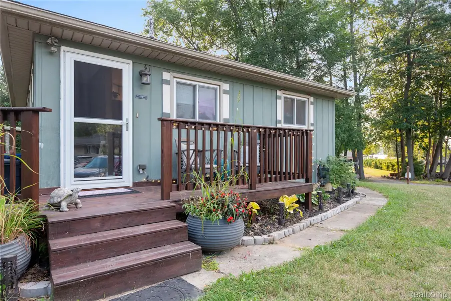 9303 Beechcrest Street, White Lake, MI 48386 - #2