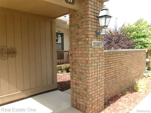 25107 Hamilton Court #4, SouthLyon, MI 48178