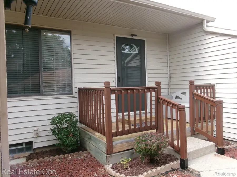 25107 Hamilton Court #4, South Lyon, MI 48178 - #3