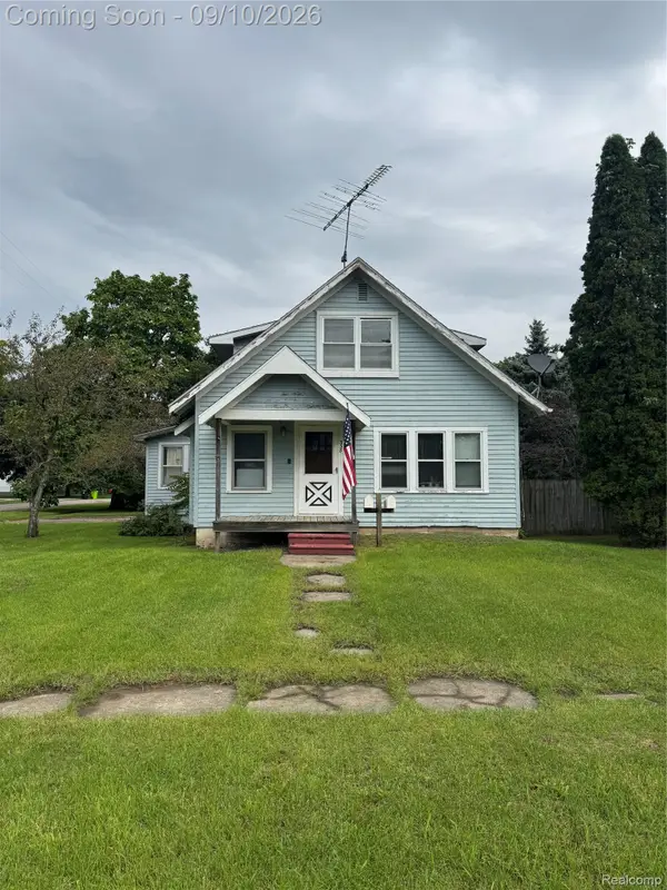 338 W Caroline Street, Fenton, MI 48430
