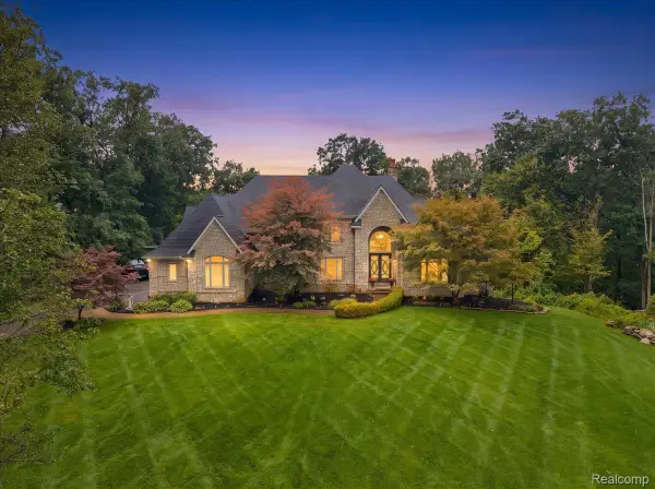 1400 Valleycrest Court, Milford, MI 48381