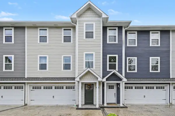 204 Oakwood Street, Holly, MI 48442