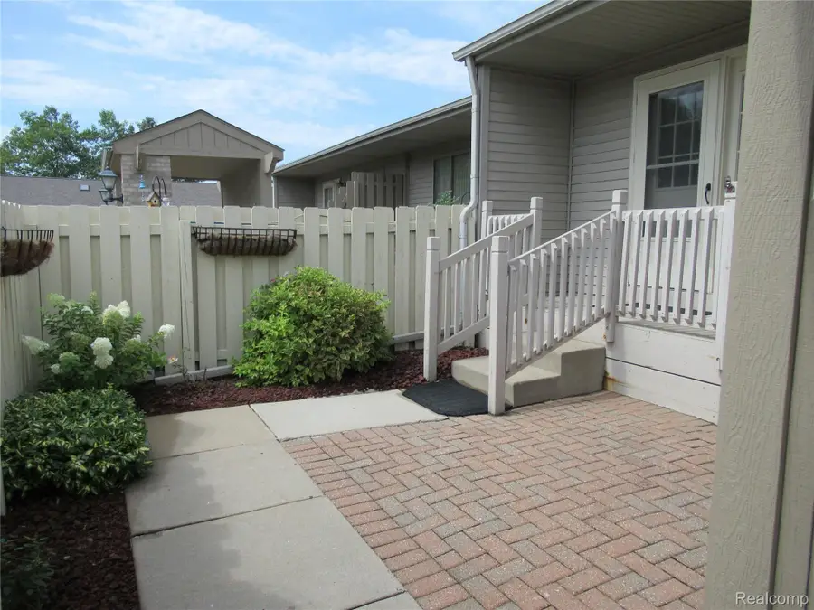 62341 Arlington Circle #3, South Lyon, MI 48178 - #2