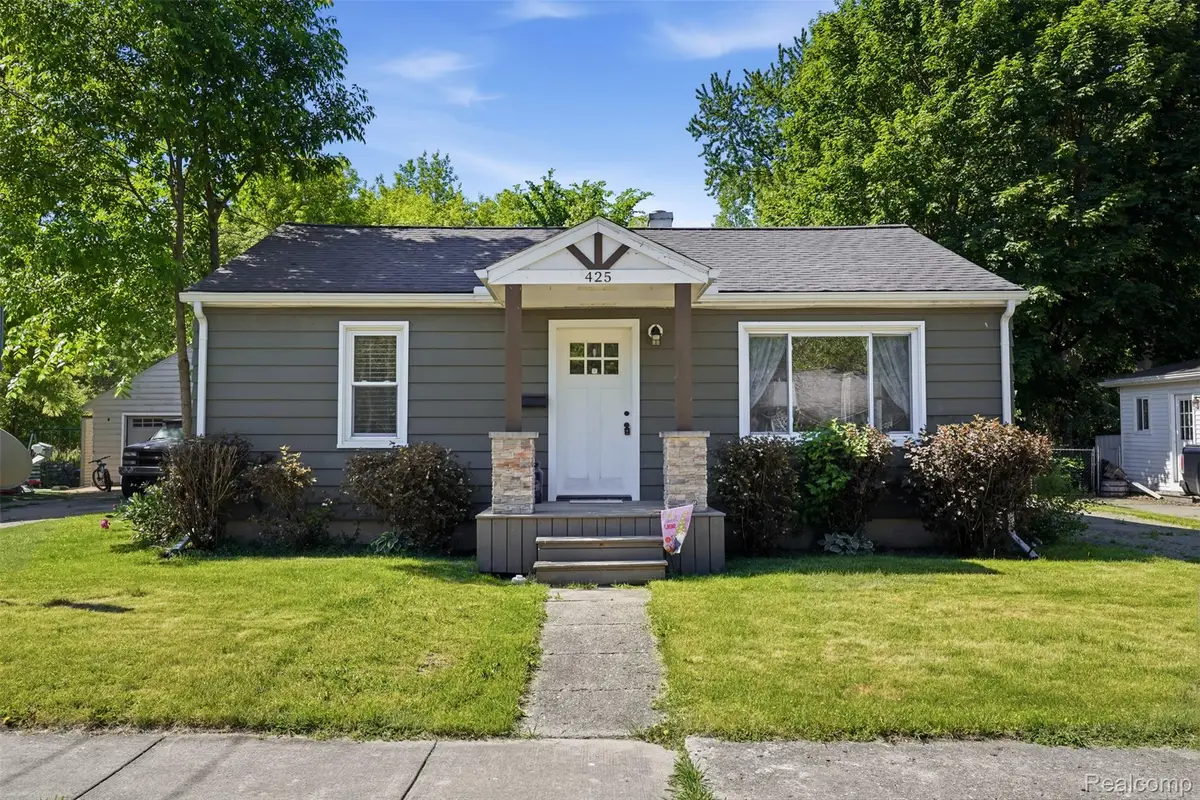 425 W Caroline Street, Fenton, MI 48430 - #1