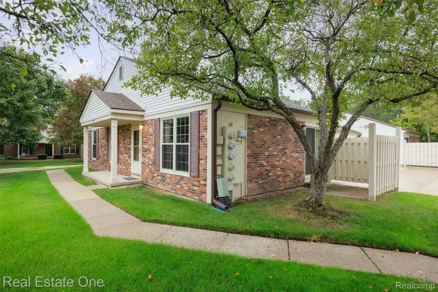1426 Dover Hill S, Walled Lake, MI 48390 - #2
