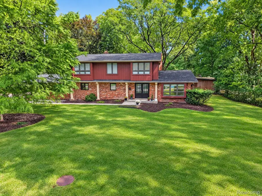 6829 E Knollwood Circle, West Bloomfield, MI 48322 - #3