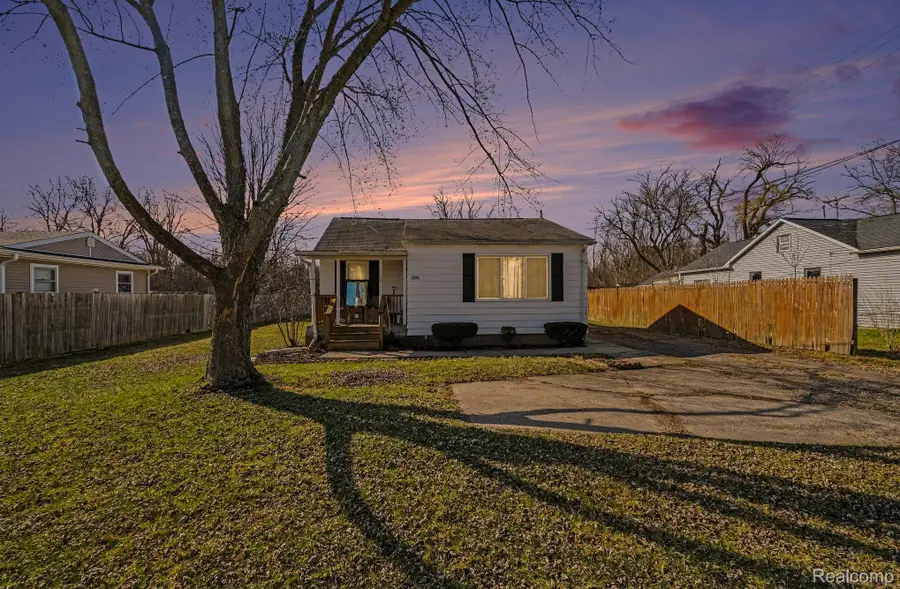 5091 W Carpenter Road, Flint, MI 48504 - #2