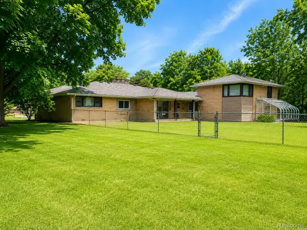 1690 N Center Road, Saginaw, MI 48638