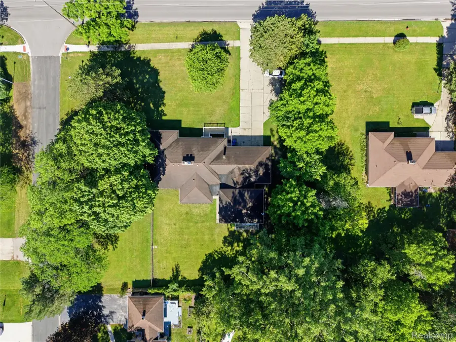 1690 N Center Road, Saginaw, MI 48638 - #2