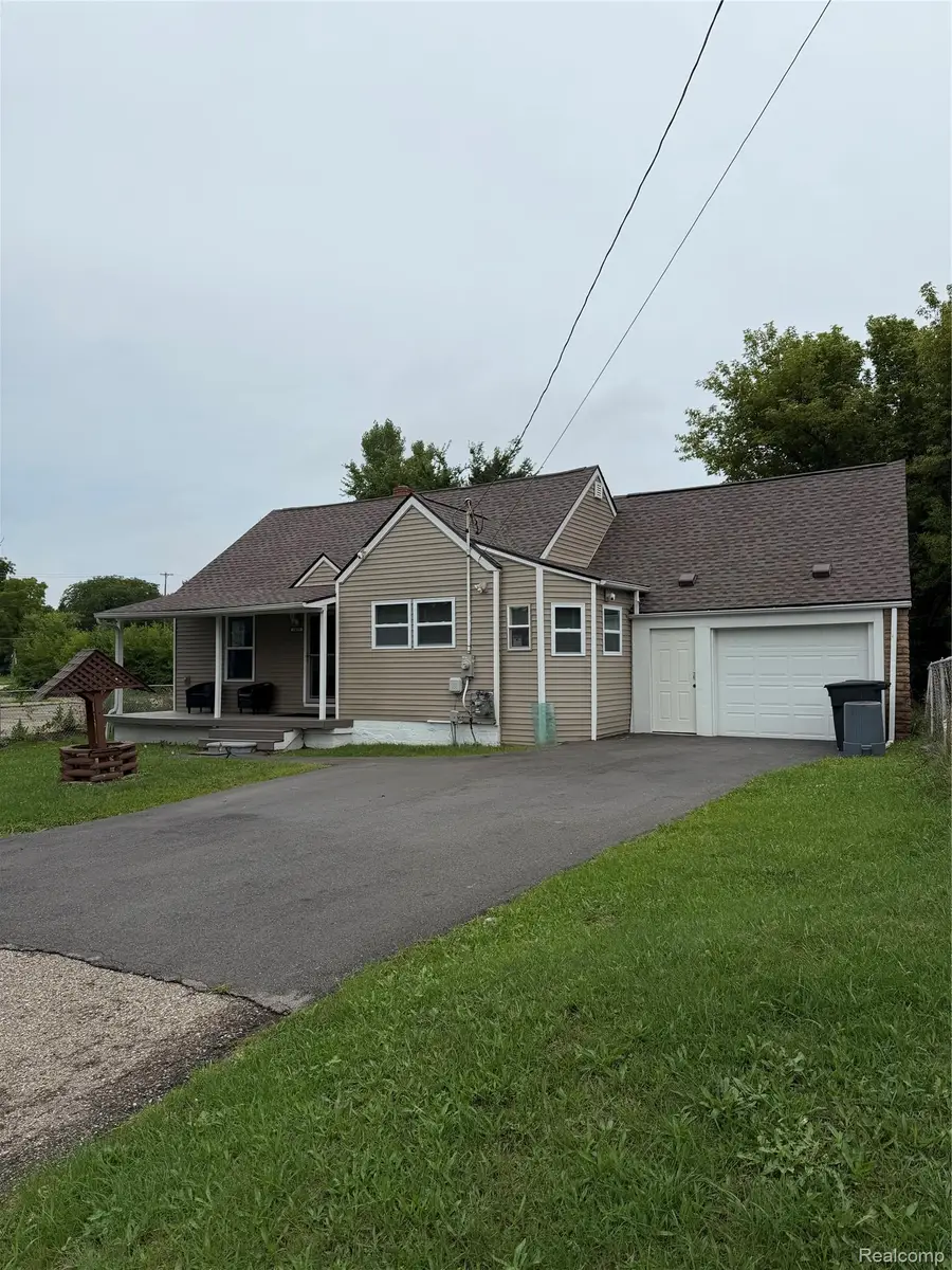 1025 E Mandeville Street, Burton, MI 48529 - #2