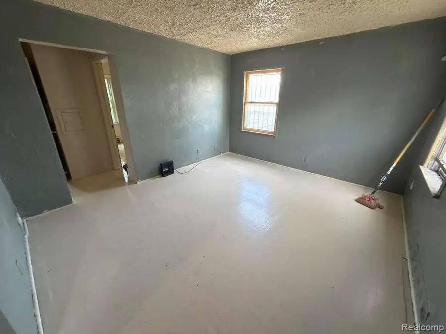 8667 Ashton Avenue, Detroit, MI 48228 - #3