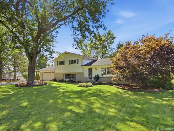 3642 Hi Lure Drive, LakeOrion, MI 48360