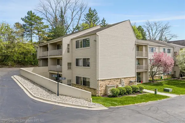 3805 S Lone Pine Rd Road #300, WestBloomfield, MI 48323
